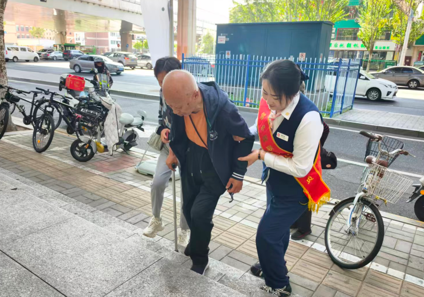 暖心助老传递温情联通适老化服务彰显国企担当(图1)