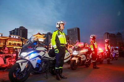 夏季行動｜巴彥淖爾公安“河套鐵騎” 警燈閃爍守夏夜 引擎轟鳴護(hù)民安！
