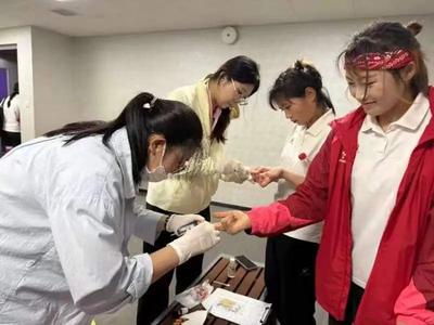 自治區(qū)體科所科研人員為自治區(qū)女子曲棍球隊運動員進行生理生化指標監(jiān)測