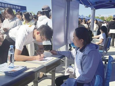 興安盟全力護航 高校畢業(yè)生就業(yè)