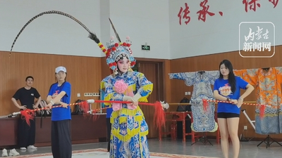 中蒙青年走進內(nèi)蒙古藝術(shù)劇院京劇團