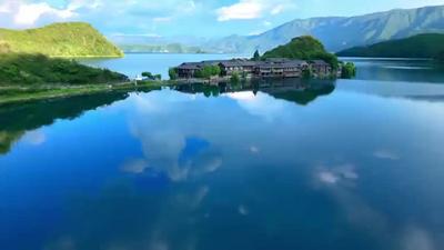 麗江瀘沽湖的藍(lán)，藏著夏天的極致浪漫