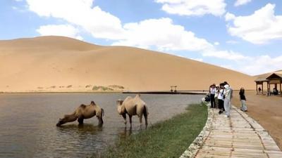 “巴丹吉林沙漠—沙山湖泊群”成功列入《世界遺產(chǎn)名錄》一周年特別報(bào)道（二）丨世界遺產(chǎn)“鑲金邊”：巴丹吉林的沙海致富經(jīng)
