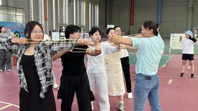 射落煩惱 傳承文化——二連浩特市青年夜校射箭課開講