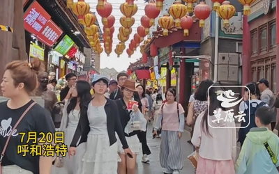 呼和浩特夏夜老街游客云集