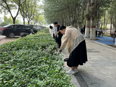 銀發(fā)先鋒 + 夜間美容師……烏海人這樣給城市 “美顏”