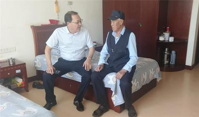 【學(xué)先進(jìn) 勇?lián)?dāng)】楊巴圖：用滿(mǎn)腔熱情托起孤寡老人的幸福晚年