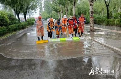 呼和浩特環(huán)衛(wèi)部門連夜奮戰(zhàn)清積水