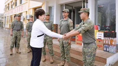 黃雅麗慰問(wèn)基層官兵民警和護(hù)邊群眾并巡邊