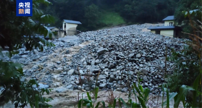 云南怒江大雨引發(fā)泥石流 有人員傷亡 受災(zāi)群眾緊急撤離
