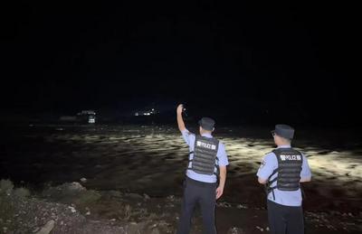 危急時刻！民警在深夜洪流中救出被困群眾……