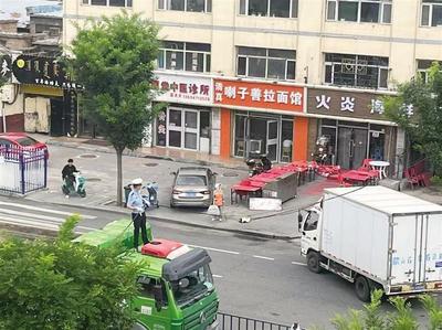 暖心托起20分鐘  青城交警徒手拉舉線纜保暢通