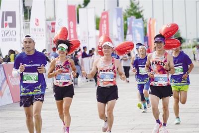 2025敕勒川草原半程马拉松赛激情开跑