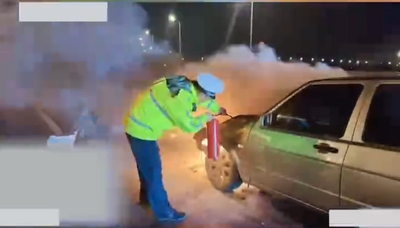 交警火線處置自燃車輛