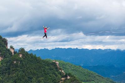 張家界高空扁帶爭(zhēng)霸賽落幕 盧森堡選手奪魁