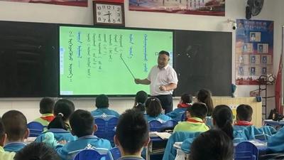 赛音朝克图的讲台岁月：以爱与智慧雕琢教育芳华