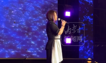 呼和浩特城市那達(dá)慕閉幕式 陳瑞呼和浩特雨中唱《白狐》