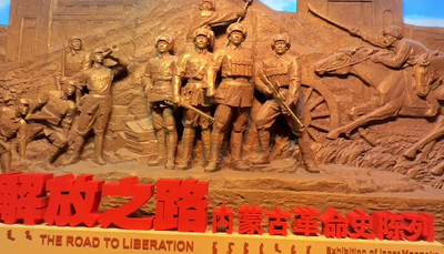 觀眾走進(jìn)內(nèi)蒙古博物院解放之路展廳 通過(guò)珍貴的文物史料 重溫抗戰(zhàn)歷史