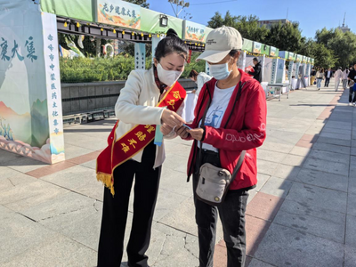 合众人寿赤峰中心支公司借助“龙乡健康大集”开展反洗钱宣传活动，筑牢金融安全防线