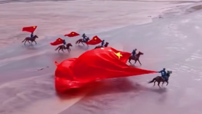 牧民打馬飛馳擎國(guó)旗 骨子里的愛(ài)國(guó)情燃爆了