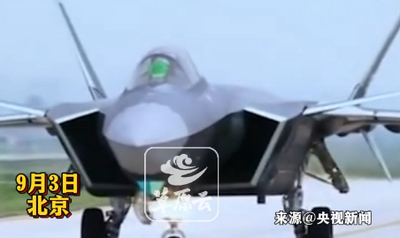 空中梯隊(duì)?wèi)?zhàn)機(jī)飛越天安門廣場(chǎng)光榮接受檢閱