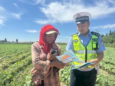 临河区: 交警进村话安全 筑牢乡村平安路