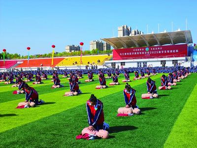 烏蘭察布市紅十字會(huì)應(yīng)急救護(hù)培訓(xùn)讓醫(yī)專(zhuān)2500名新生同上“救命課”