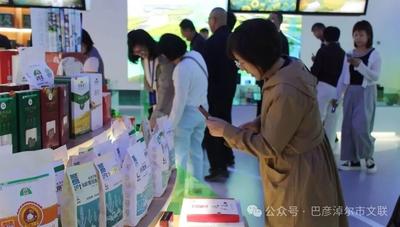 中國作家“深入生活、扎根人民”新時(shí)代文學(xué)實(shí)踐活動(dòng)走進(jìn)巴彥淖爾