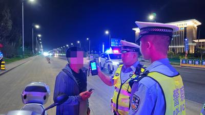 莫把“两轮”当例外 男子驾驶摩托车酒驾被查