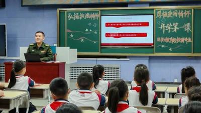 满洲里市领导进校园送上国防教育开学第一课
