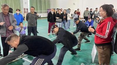 二連浩特市西城社區(qū)中秋活動鄰里同樂 拔河問答共敘團圓情