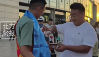 小伙退伍回家 好哥們從北京上海專(zhuān)程趕來(lái)