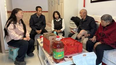 走訪慰問迎雙節(jié) 結對關愛暖民心