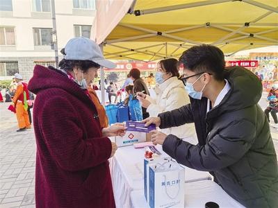 公益服務(wù)暖夕陽 重陽文明趕大集  