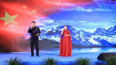 草原輕騎兵踏歌傳情！二連浩特市烏蘭牧騎用文藝織就民族團(tuán)結(jié)“錦緞”