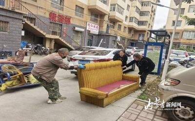 內(nèi)工大社區(qū)開展大件垃圾清理專項(xiàng)行動(dòng)