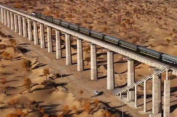 坐著火車看胡楊林是什么體驗(yàn)