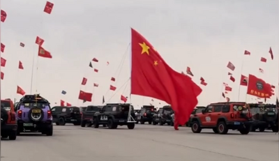 阿拉善英雄会车辆扛巨幅国旗开路