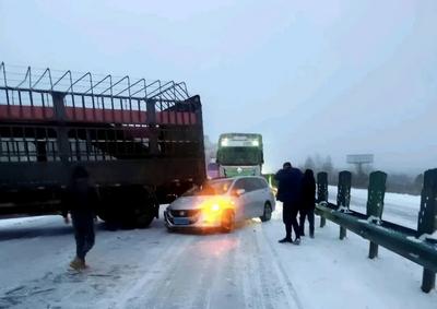 雪夜救援！錫盟小伙兒真棒！