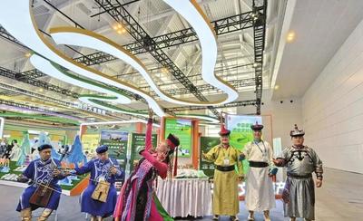 烏蘭牧騎亮相農(nóng)產(chǎn)品交易會(huì)