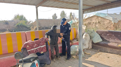 老人路邊摔倒 臨河交警暖心救助