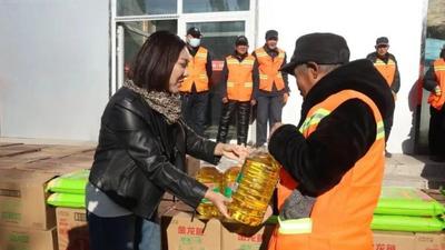 致敬“城市美容师”！ 二连浩特市总工会开展环卫工人集中慰问活动