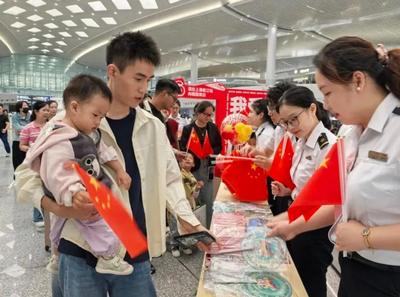 我的鐵路風(fēng)景｜車站化身流動(dòng)的“文化驛站”，引來旅客紛紛打卡