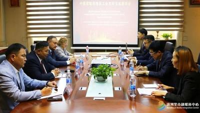 滿洲里市總工會(huì)與中俄蒙毗鄰地區(qū)工會(huì)舉行座談