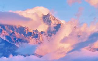 麗江玉龍雪山現(xiàn)“日照金山”美景