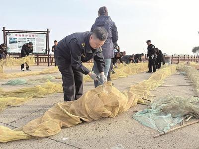包頭市集中銷毀216張違法捕撈漁具