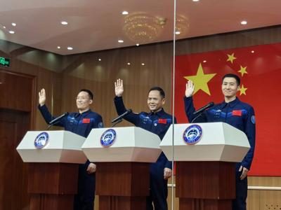 神舟二十一號(hào)瞄準(zhǔn)31日23時(shí)44分發(fā)射 航天員乘組張陸武飛張洪章集體亮相問(wèn)天閣