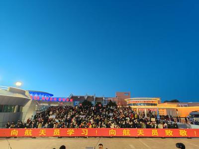 張陸、武飛、張洪章3名航天員領(lǐng)命出征