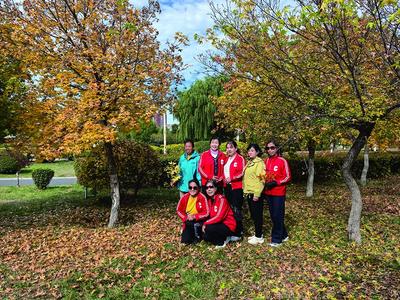 烏蘭察布：秋意濃 市民樂享閑暇時(shí)光  