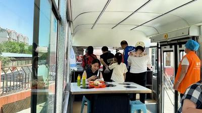 “退役”公交车变身“养老助餐车”